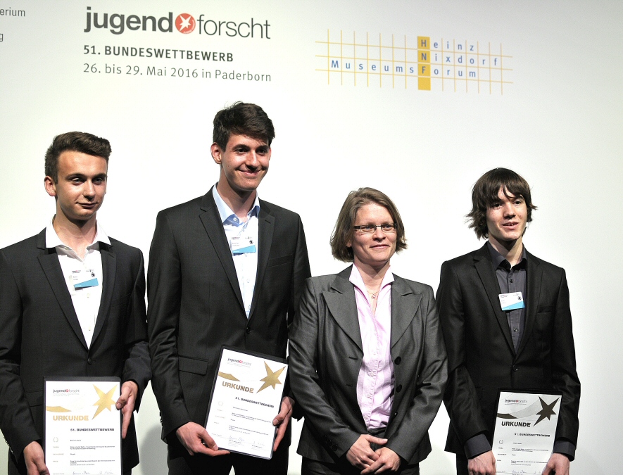 Marvin, Max und Adrian erhalten den mit 1000 € dotierten Sonderpreis für Informationstechnik (Quelle: Tobias Kaufmann)