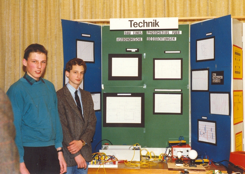 Andreas Kowalik and Alistair Göpffarth in front of their exhibit at the regional contest