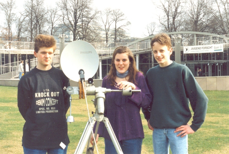 Gerd, Silke and Mario present their radio telescope at the state contest in Leverkusen