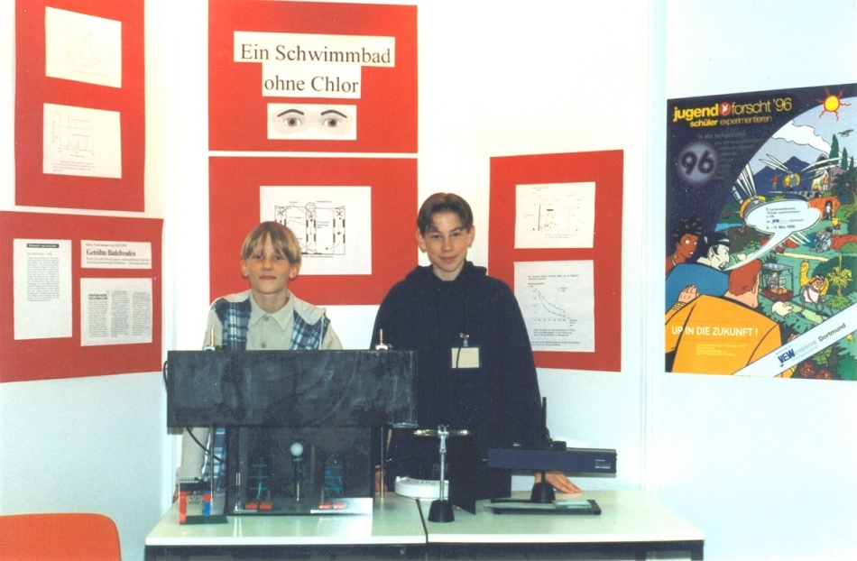 Stefan und Alexander stellen ihr Projekt auf dem Landeswettbewerb "Schüler experimentieren" vor