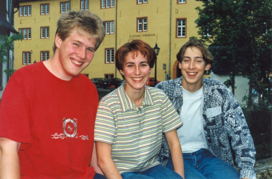 Daniel Schlich, Britta Pielen und Tobias Plötzing vor unserem St. Michael-Gymnasium