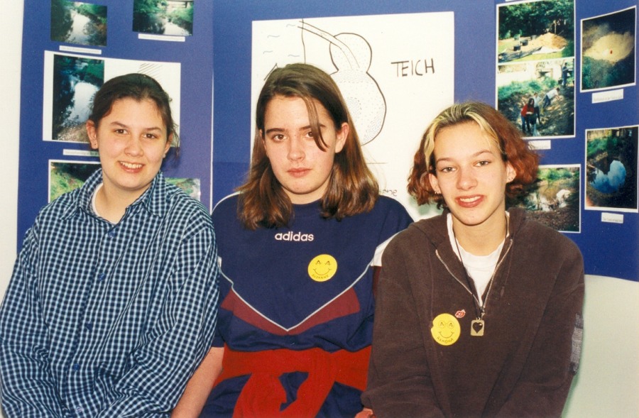 Katharina Solms, Susanne Schreiber and Ramona Klonisch at their exhibit at the regional contest "Schüler experimentieren"