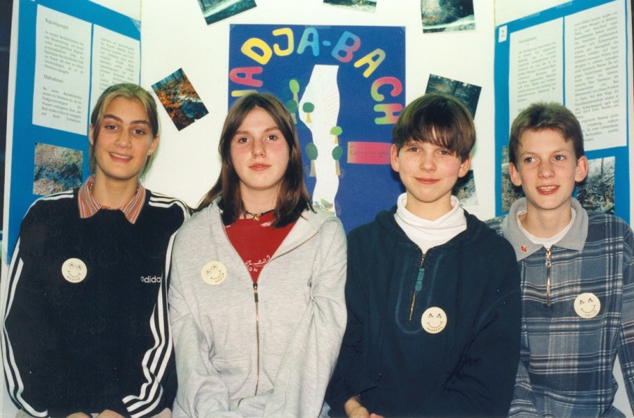 Nadine Lilienthal, Nadja Mayer, Andreas Bednarz und Thilo Waasem an ihrem Stand auf dem Regionalwettbewerb "Schüler experimentieren"