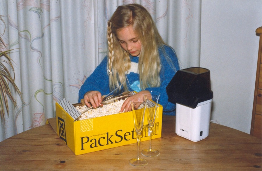 Ronja Stein wraps glasses in a box with popcorn