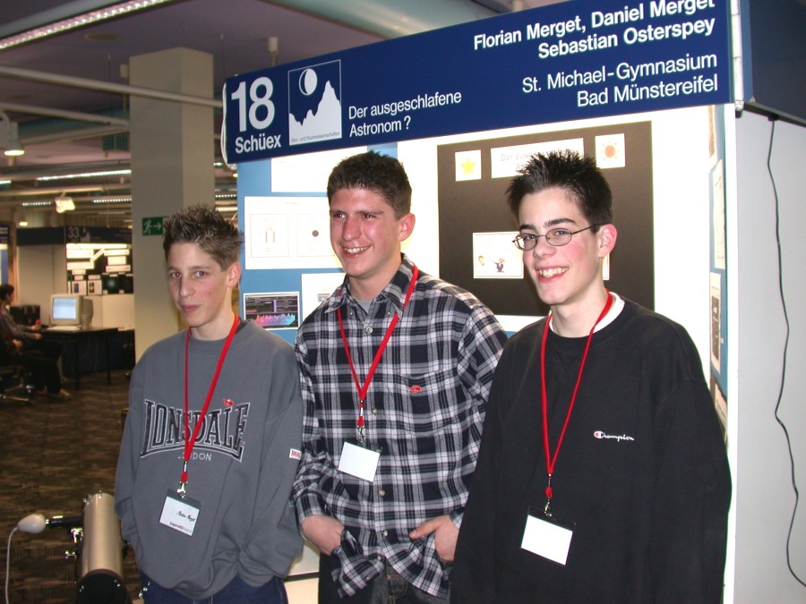 Florian Merget, Sebastian Osterspey and Daniel Merget in front of their exhibit at the regional contest "Schüler experimentieren"