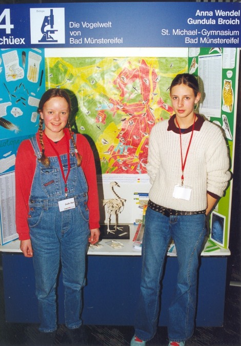 Gundula Broich und Anna Wendel an ihrem Stand auf dem Regionalwettbewerb "Schüler experimentieren"