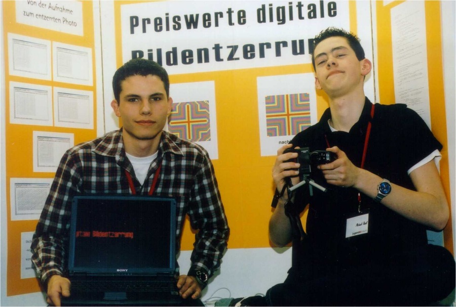 Johannes Turinsky und Michael Rieck beim Regionalwettbewerb an ihrem Stand (Quelle: ThyssenKrupp Services AG)