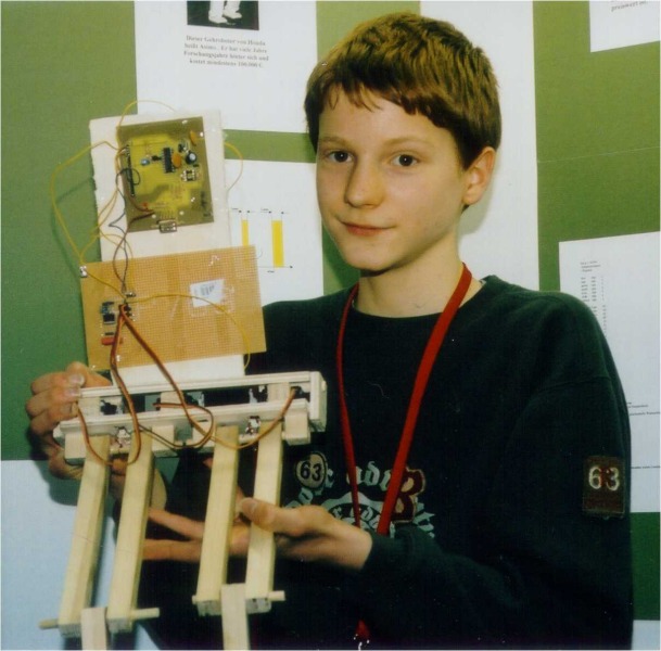 Heiko Burau shows his robot at the regional contest (source: ThyssenKrupp Services AG)