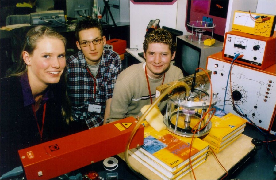 Binia Neuer, Benedikt Lorbach and Moritz Plötzing with their experimental setup at the regional contest "Jugend forscht" (source: ThyssenKrupp Services AG)