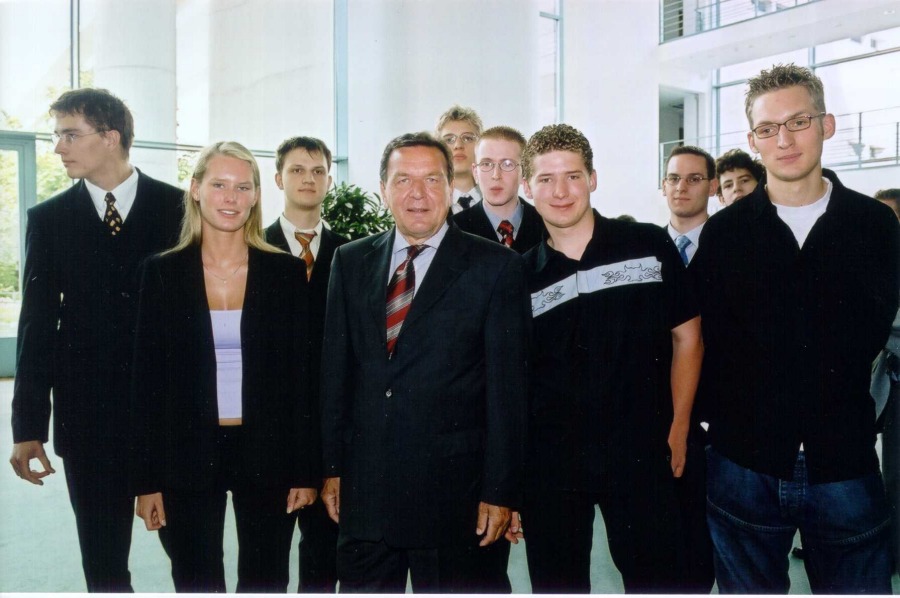 Binia, Moritz und Benedikt zusammen mit Bundeskanzler Gerhard Schröder im Bundeskanzleramt