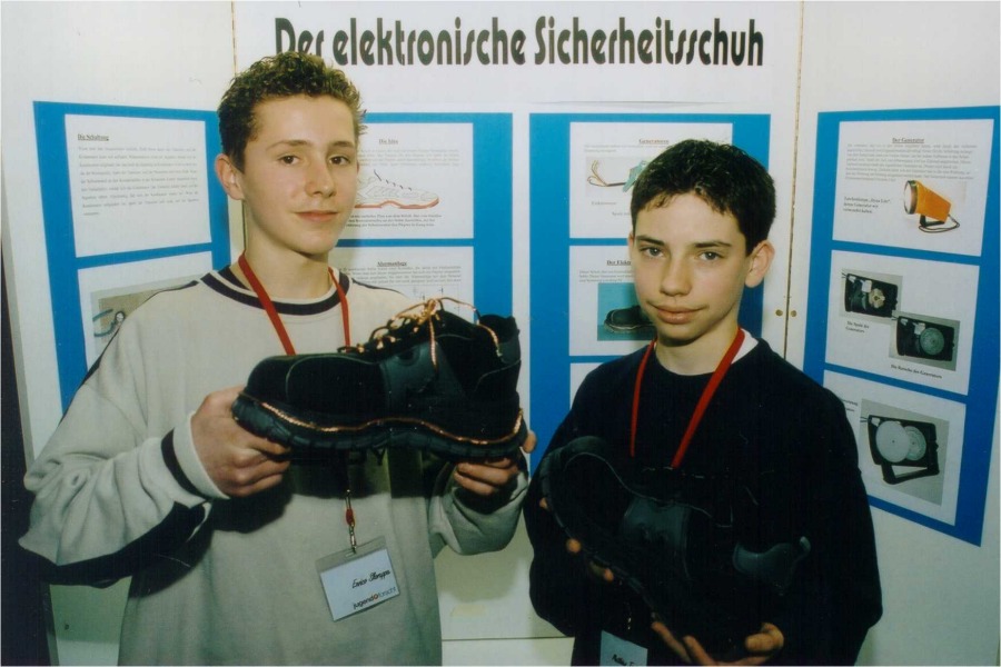 Enrico Skoruppa und Matthias Turinsky beim Regionalwettbewerb an ihrem Stand (Quelle: ThyssenKrupp Services AG)
