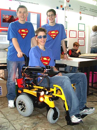 Robin, Florian und Daniel mit ihrem durch Kopfbewegungen gesteuerten Rollstuhl auf dem Landeswettbewerb