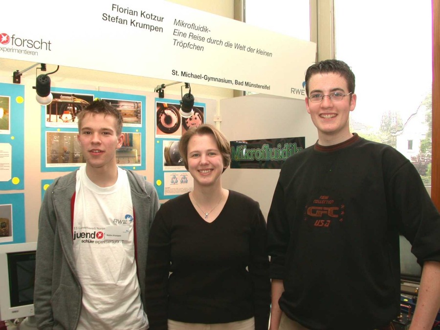 Stefan Krumpen and Florian Kotzur with their supervisor Andrea Frick at the state contest