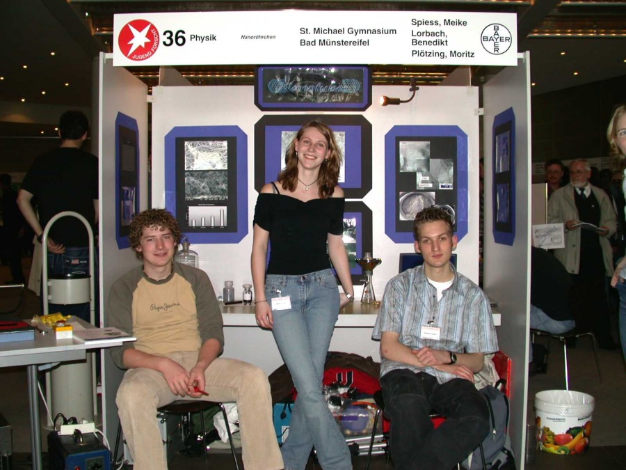 Moritz Plötzing, Meike Spiess and Benedikt Lorbach at their exhibit at the state contest "Jugend forscht" hosted by Bayer in Leverkusen