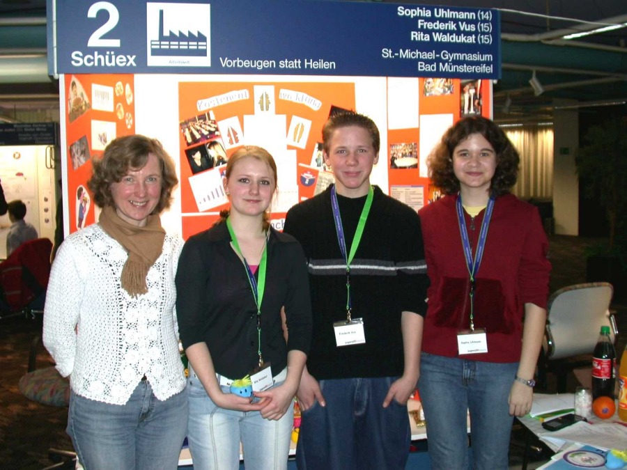 Rita Waldukat, Frederik Vus and Sophia Uhlmann with their supervisor Veronika Stein at their exhibit