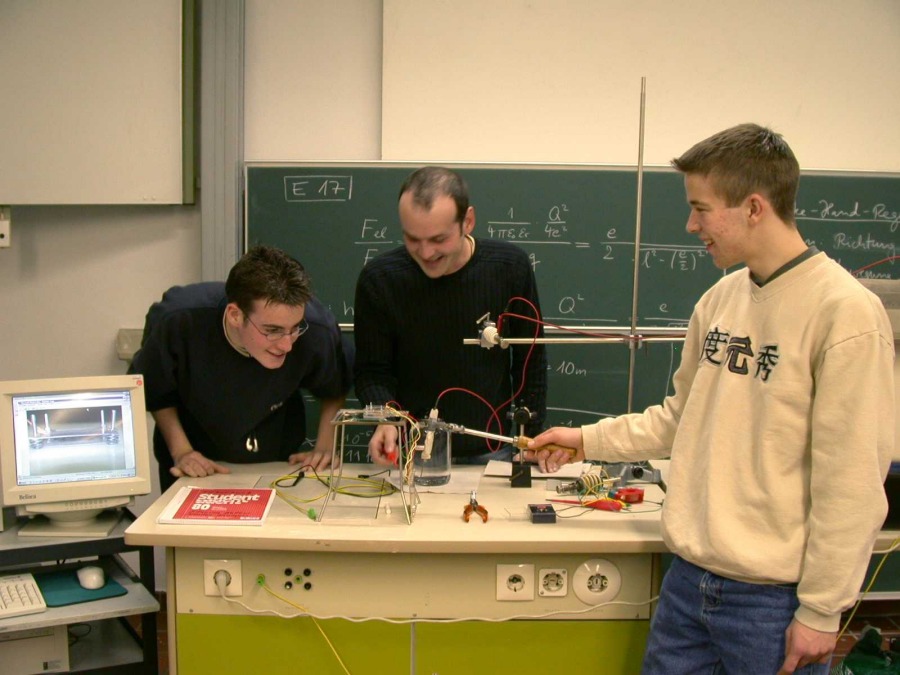 Betreuer Andreas Goris diskutiert mit Florian und Stefan das Experiment.