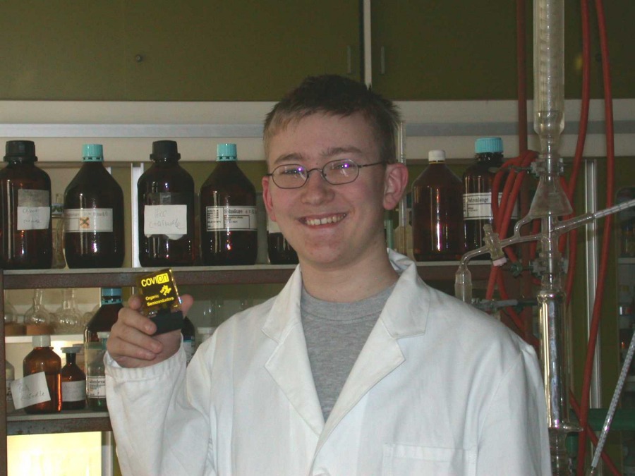 Sebastian sucht in der Chemie nach Substanzen, die er für seine Polymerelektronik brauchen kann.