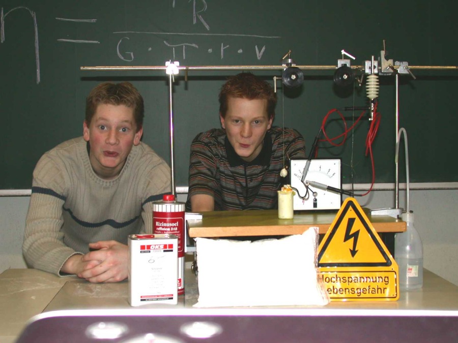 Stefan und Heiko experimentieren auf dem Lehrerpult.
