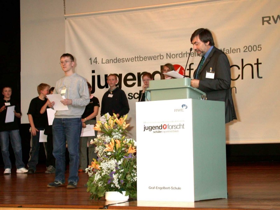 Sebastian wird von Landeswettbewerbsleiter Dieter Römer als Landessieger Physik ausgezeichnet
