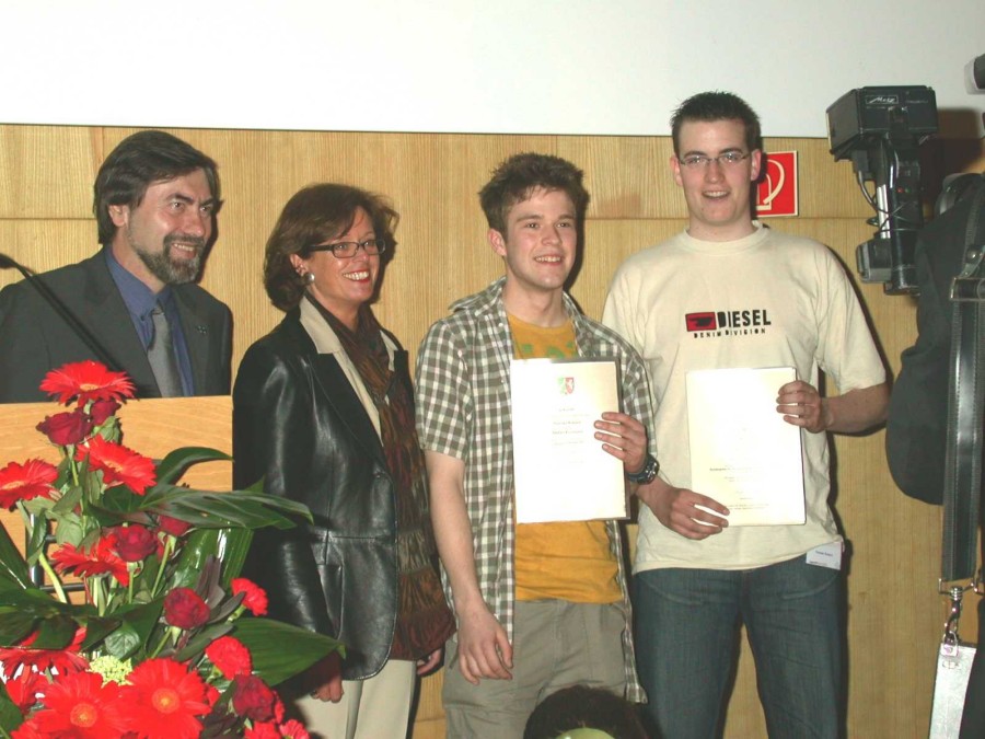 Stefan and Florian are recognized as state champions in physics by Minister for Schools NRW Ute Schäfer and state contest director Dieter Römer
