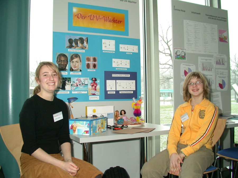 Karlotta Schlösser und Carolin Salmon an ihrem Stand auf dem Regionalwettbewerb "Schüler experimentieren"