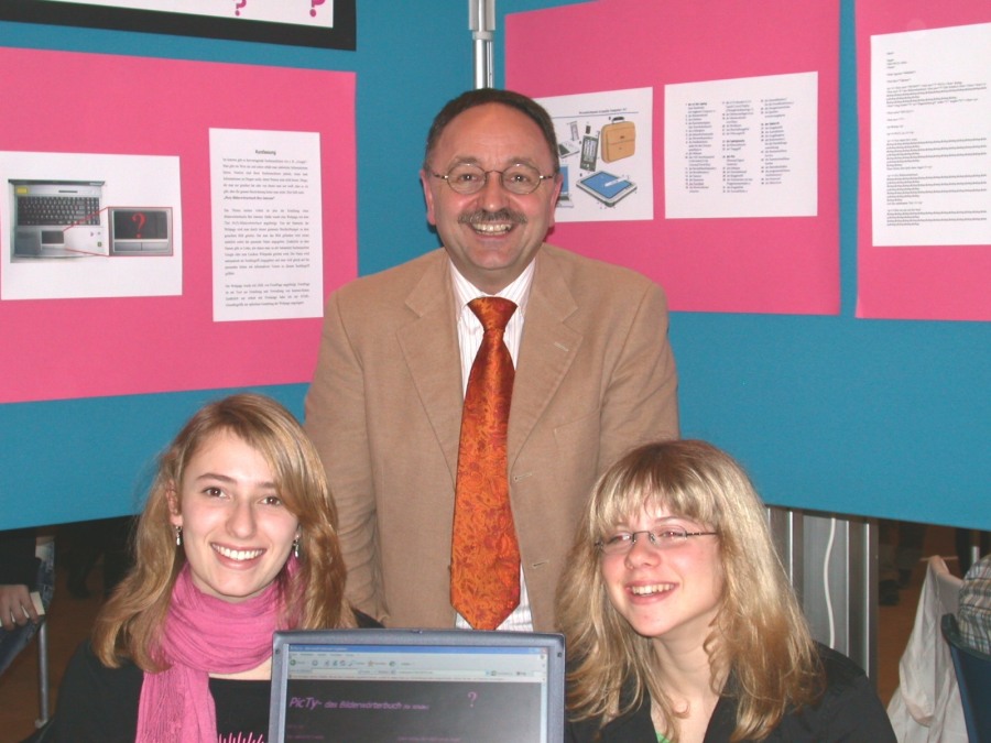 Karlotta and Carolin with physics teacher Walter Stein