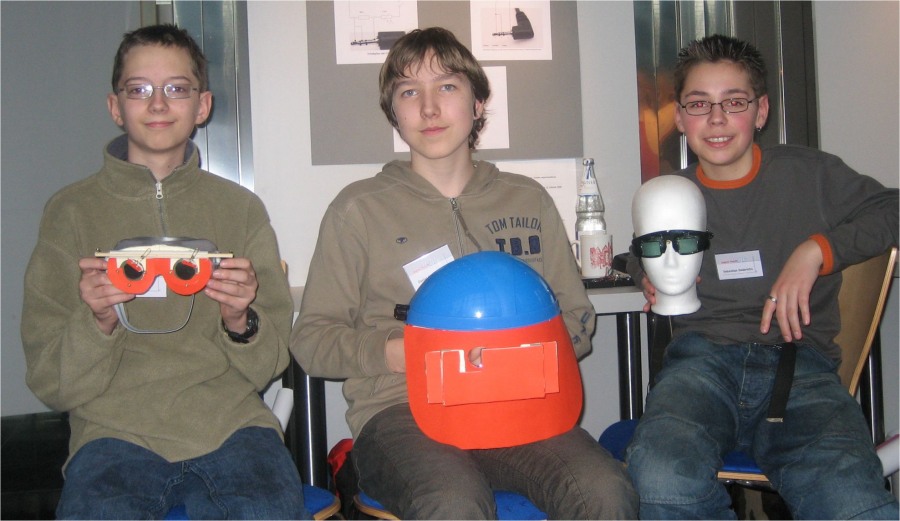 Bastian Polaczek, Daniel Reschetow und Sebastian Dederichs präsentieren ihre Lichtschutzbrillen auf dem Regionalwettbewerb
