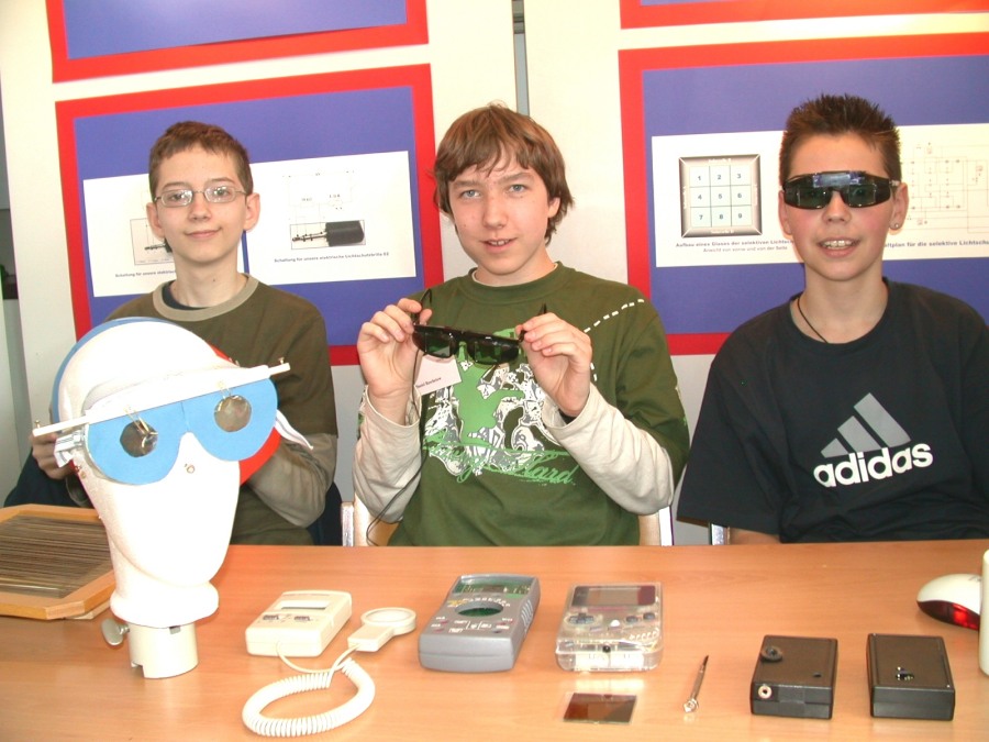 Bastian Polaczek, Daniel Reschetow and Sebastian Dederichs show their laser safety goggles at the state contest "Schüler experimentieren"