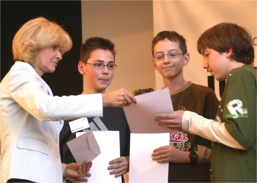 Sebastian, Bastian and Daniel receive their award certificates from Minister for Schools NRW Barbara Sommer at the state contest