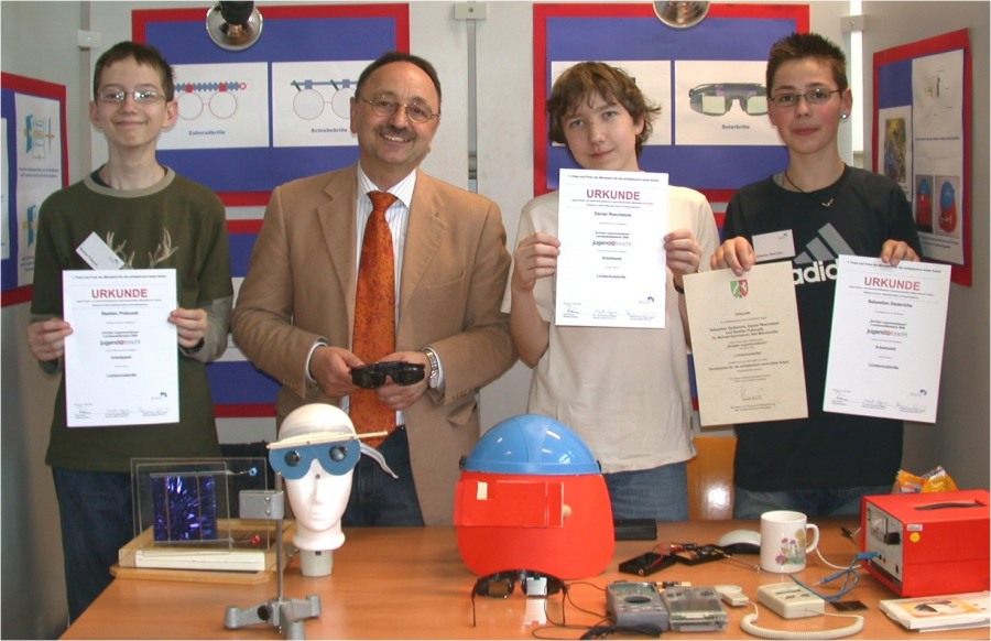 Bastian, Physiklehrer Walter Stein, Daniel und Sebastian nach der Auszeichnung als Landessieger Arbeitswelt