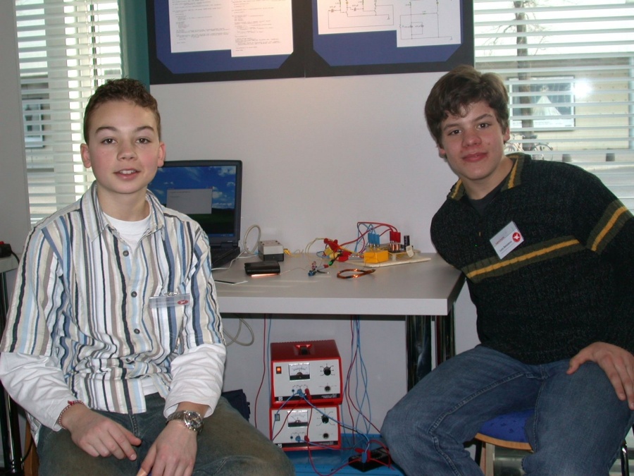Tobias Kaufmann and Luca Banszerus present their project at the regional contest