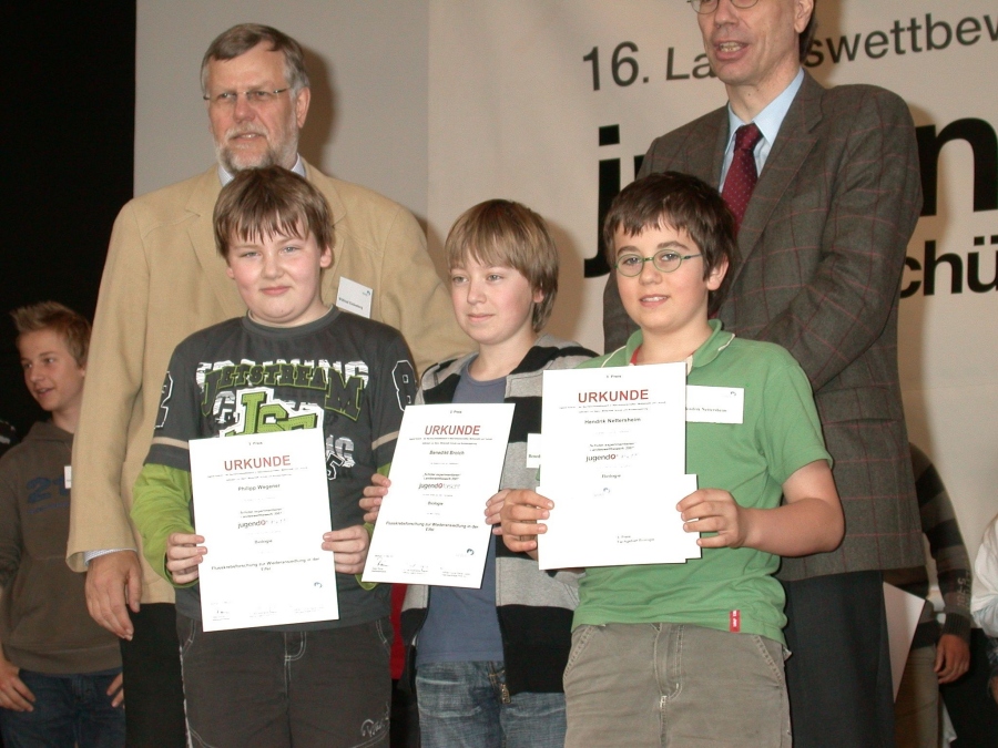 Auf dem Landeswettbewerb gewinnen Philipp Wegener, Benedikt Broich und Hendrik Nettersheim den 3. Preis Biologie