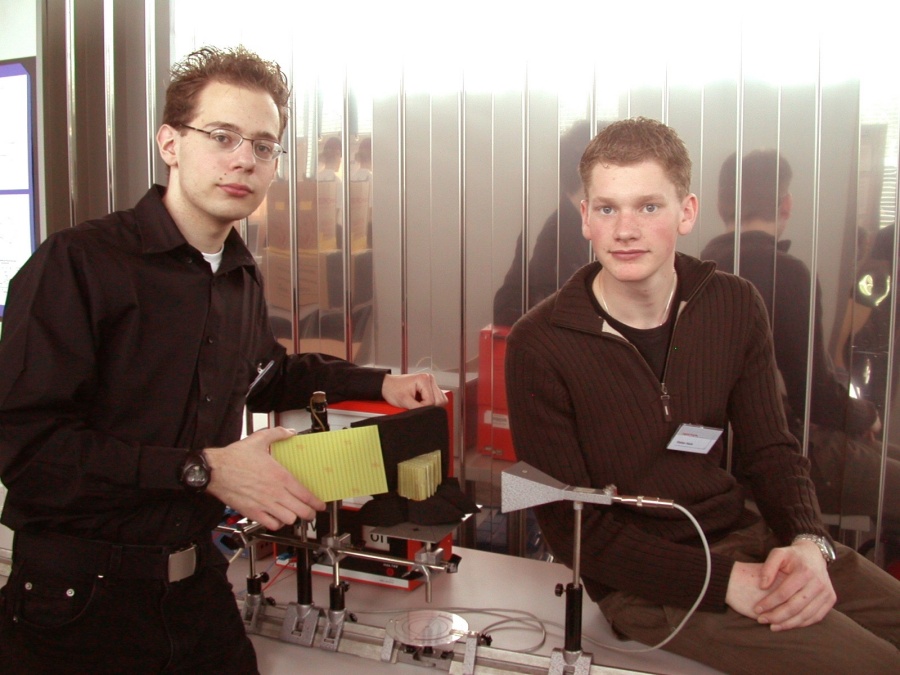 Andreas Bülow and Stefan Hück at their experimental setup at the regional competition