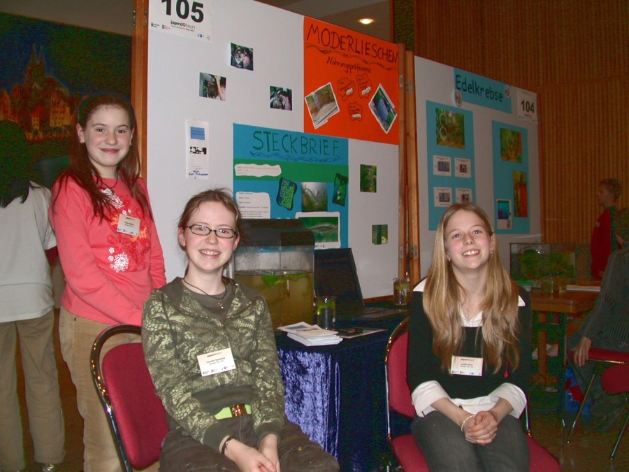 Aileen Meyer, Carolin Sampels and Judith Suhr at their exhibit at the regional contest