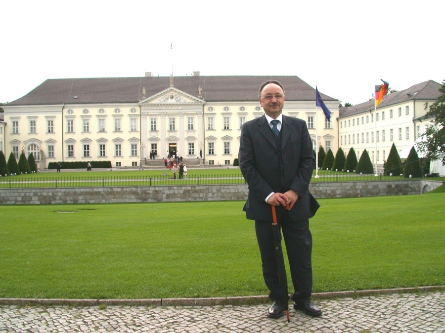 Walter Stein vor Schloss Bellevue