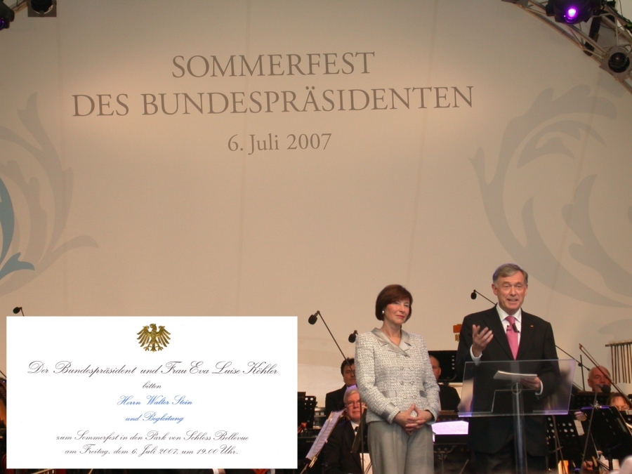 Bundespräsident Horst Köhler und seine Gattin Eva Luise Köhler begrüßen die Gäste des Sommerfestes auf Schloss Bellevue