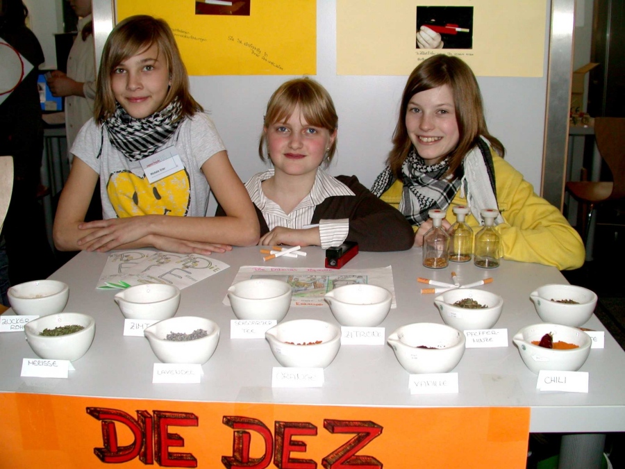 Michèle Erler, Leonie Zeyen and Paula Pütz report on their project at the regional contest