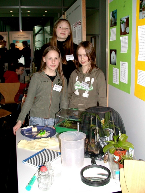 Denise Dahmen, Lisa Kienitz and Carolin Spilles with their carnivorous plants at the regional contest "Schüler experimentieren"