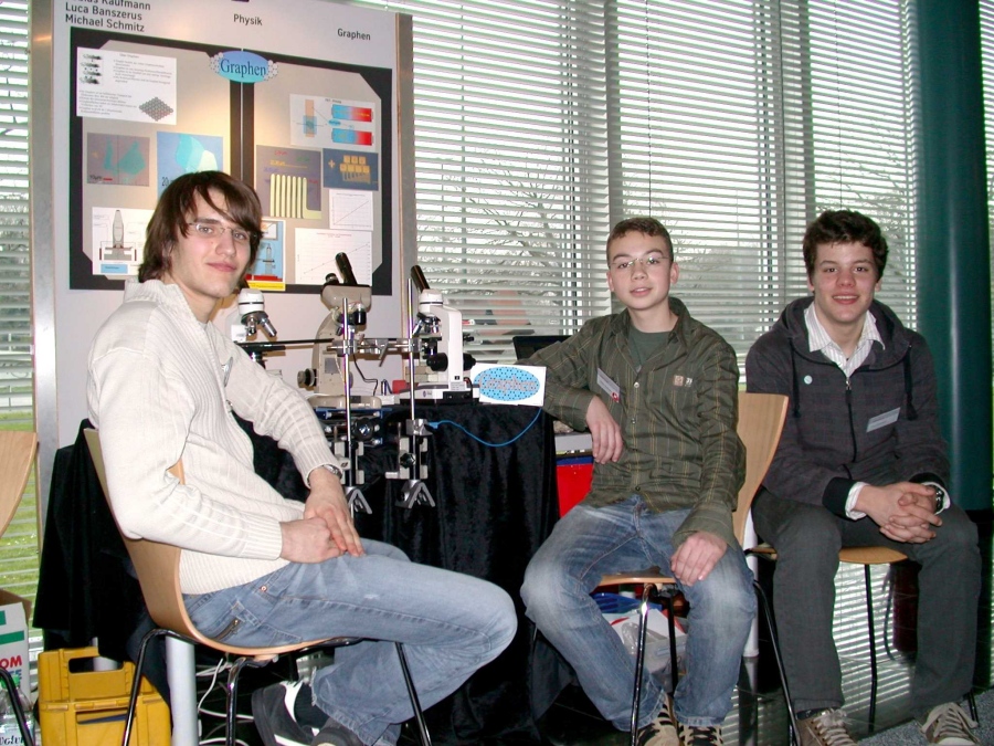 The graphene researchers at their exhibit at the regional contest "Jugend forscht"