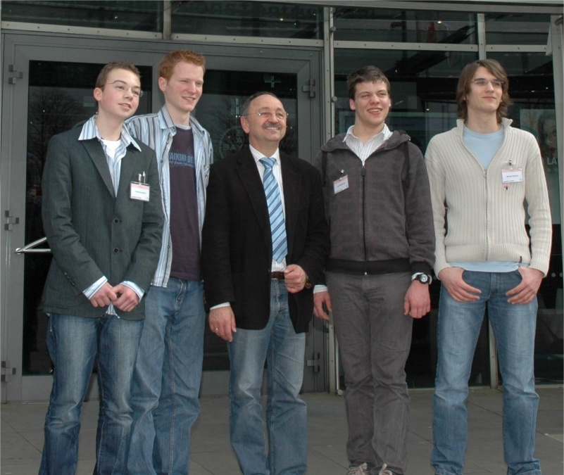 Our state champions Tobias Kaufmann, Heiko Burau, Luca Banszerus and Michael Schmitz with their supervisor Walter Stein at the state competition "Jugend forscht"
