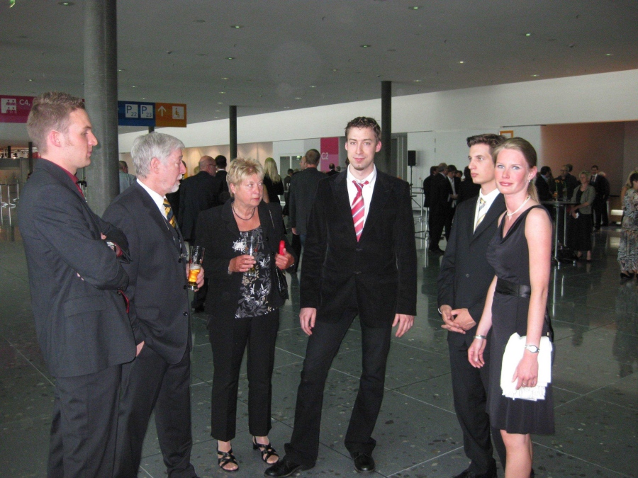 Benedikt Lorbach, Ehepaar Plötzing, Tobias Plötzing, Arne Tinneberg und Binia Neuer zusammen auf dem Gala-Abend vor der Eröffnung des IdeenParks