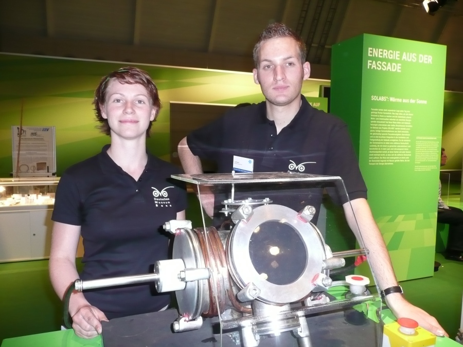 In Halle 4 helfen Meike Spiess und Benedikt Lorbach am Stand des Deutschen Museums Bonn