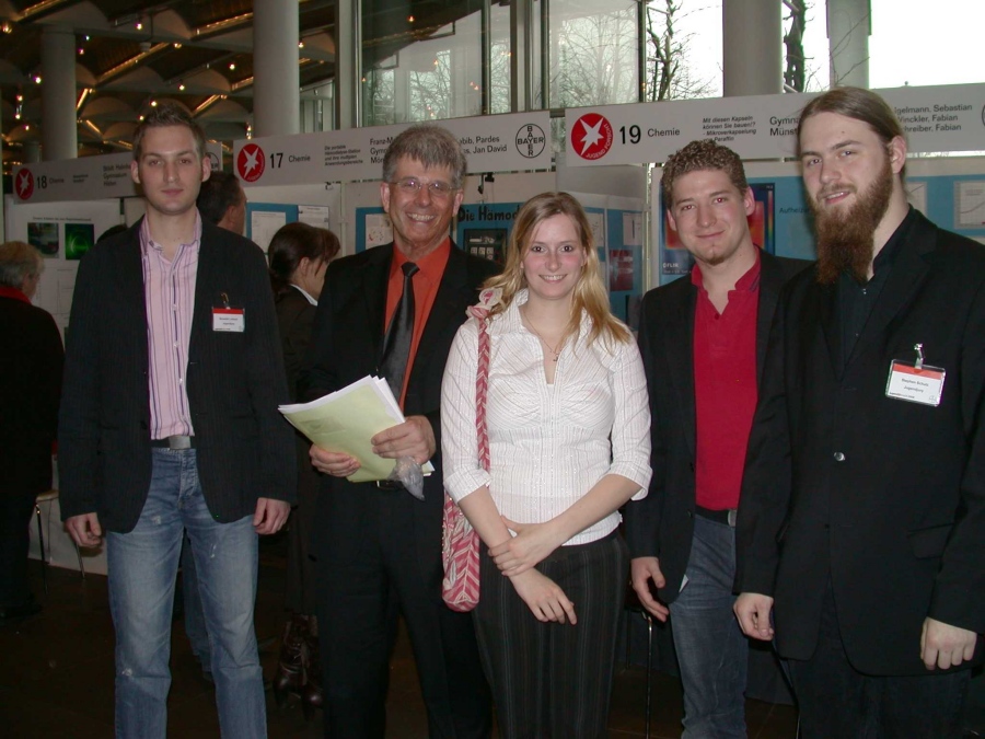 The youth jury including Benedikt Lorbach and Moritz Plötzing at the regional contest "Jugend forscht" with Dr. Nico Kock, the deputy managing director of Jugend forscht.