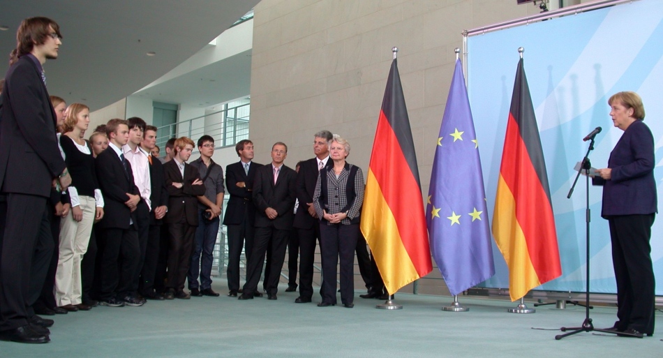 The German Chancellor greets the national champions of the contest "Jugend forscht 2008"