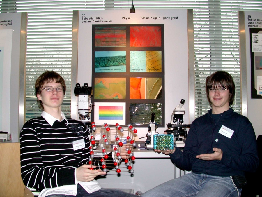 Jochen Dierichsweiler and Sebastian Klick present their project on photonic crystals at the regional contest