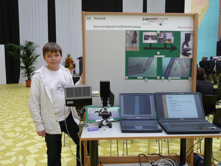 Kilian Günthner präsentiert sein selbstgebautes Auflichtmikroskop auf dem Regionalwettbewerb