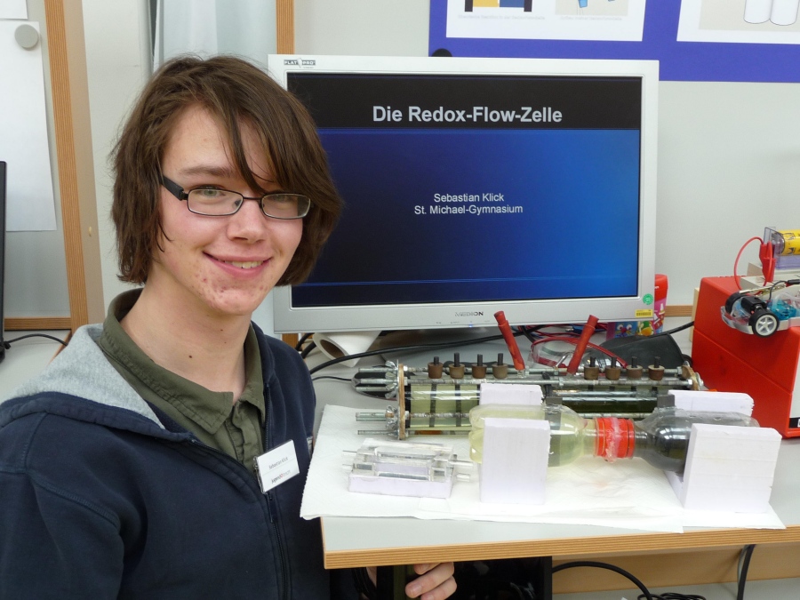 Sebastian Klick shows his redox flow cell at the regional competition