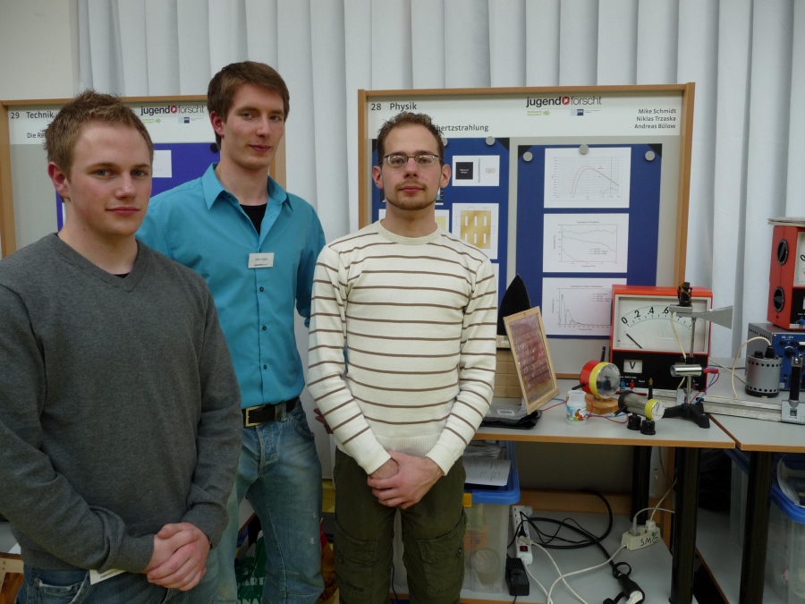 Mike Schmidt, Niklas Trzaska and Andreas Bülow present their project at the regional contest "Jugend forscht"