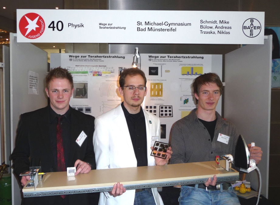Mike, Andreas und Niklas stellen ihr Projekt zur THz-Strahlung auf dem Landeswettbewerb vor