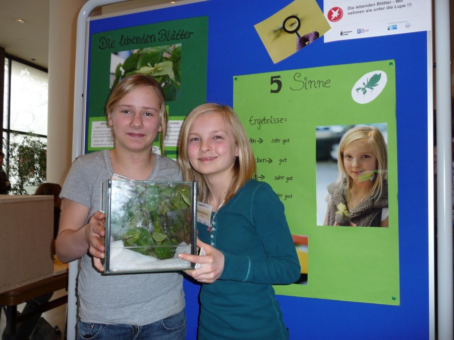 Nina Zimmer und Mariana Wiedenau präsentieren ihr Projekt auf dem dem Regionalwettbewerb "Schüler experimentieren"